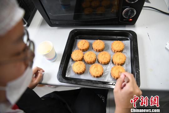 长春中医药大学学生制作中医养生月饼