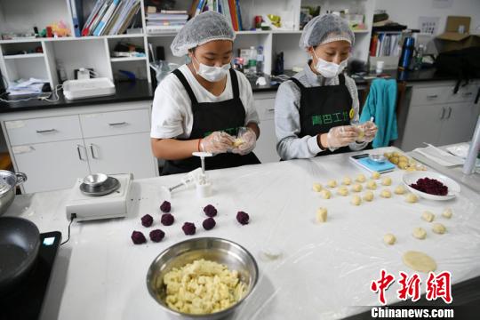 长春中医药大学学生制作中医养生月饼