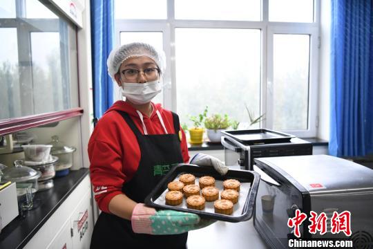 长春中医药大学学生制作中医养生月饼