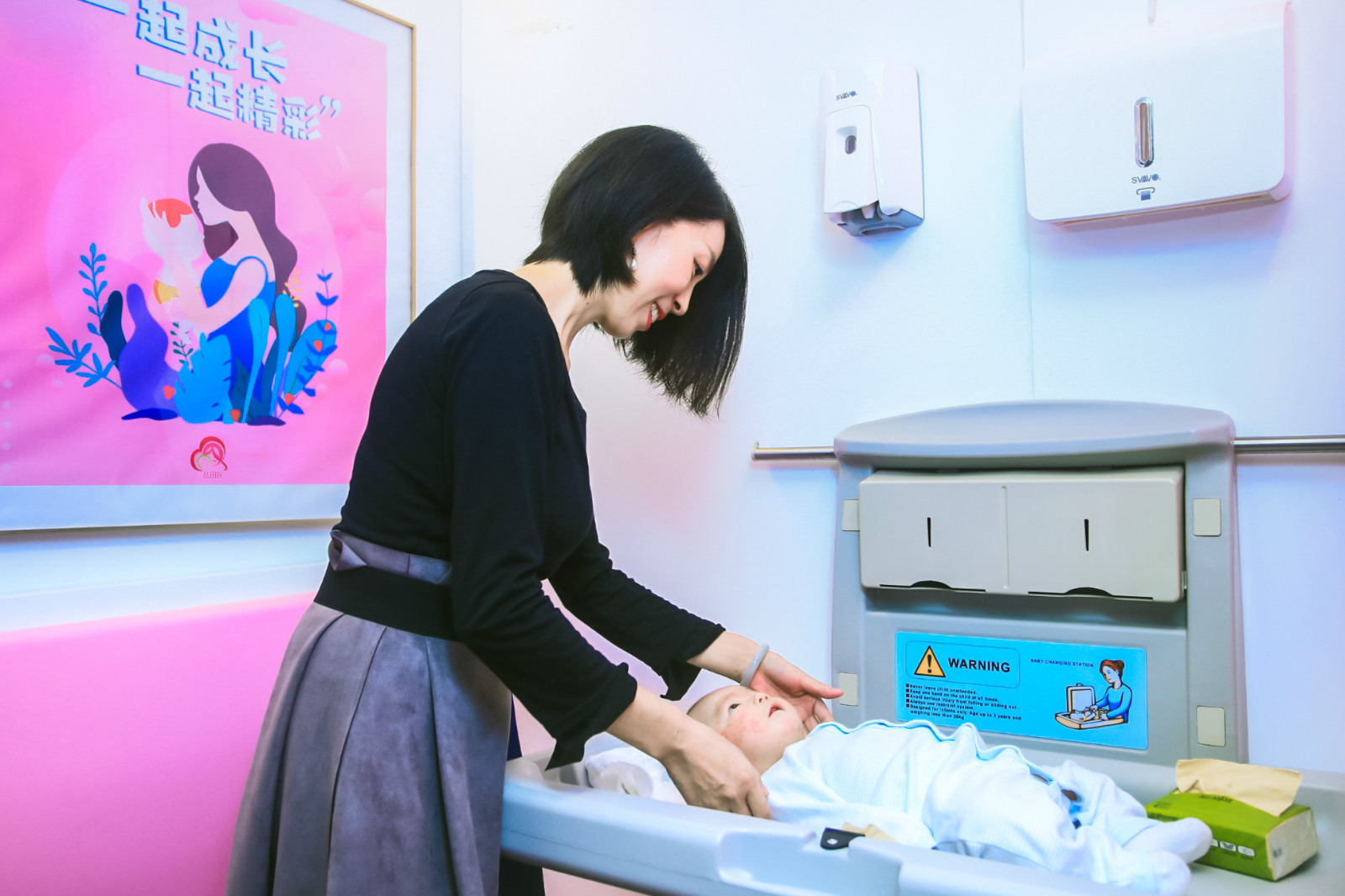 一位妈妈在使用天猫移动母婴室_meitu_2