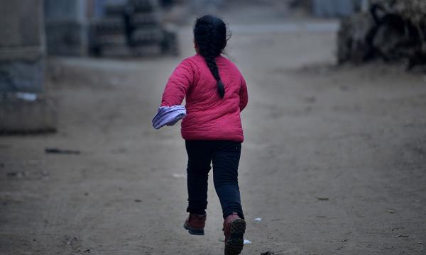 “返乡儿童”现象观察:育儿压力不该由家庭独担