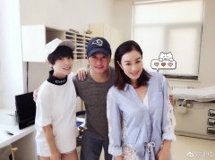 吴京陪谢楠产检，偶遇备孕第四胎的“初恋”钟丽缇