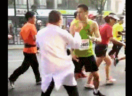 马拉松一男子晕倒后心肺复苏救醒,不顾阻拦还要跑